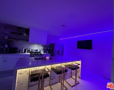 641 N Vista Street - Photo Thumbnail 6