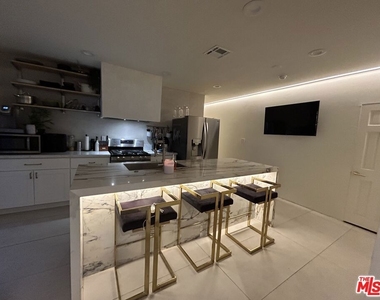 641 N Vista Street - Photo Thumbnail 2