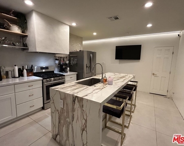 641 N Vista Street - Photo Thumbnail 4