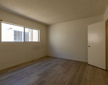 1418 S Bentley Avenue - Photo Thumbnail 12