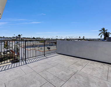 4647 1/2 W 18th Street - Photo Thumbnail 1