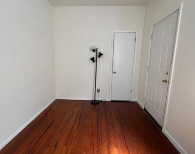 721 Bainbridge St - Photo Thumbnail 3