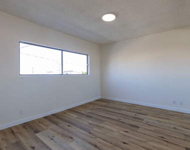 1295 Federal Avenue - Photo Thumbnail 8