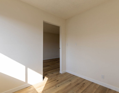 1295 Federal Avenue - Photo Thumbnail 4