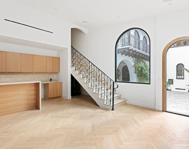 9451 Sunset Boulevard - Photo Thumbnail 34
