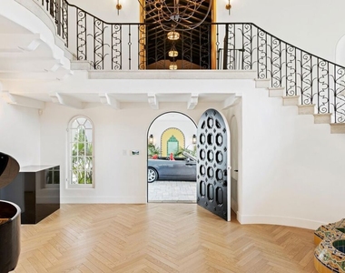 9451 Sunset Boulevard - Photo Thumbnail 5