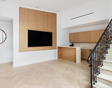 9451 Sunset Boulevard - Photo Thumbnail 35