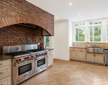 9451 Sunset Boulevard - Photo Thumbnail 15
