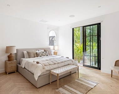 9451 Sunset Boulevard - Photo Thumbnail 17