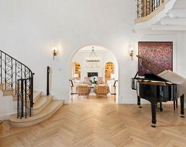 9451 Sunset Boulevard - Photo Thumbnail 6
