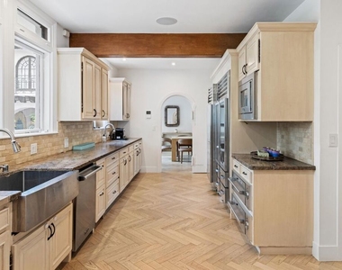 9451 Sunset Boulevard - Photo Thumbnail 14
