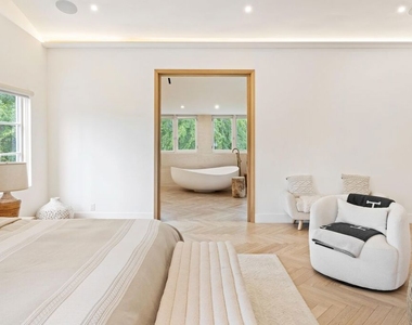 9451 Sunset Boulevard - Photo Thumbnail 25