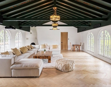 9451 Sunset Boulevard - Photo Thumbnail 21