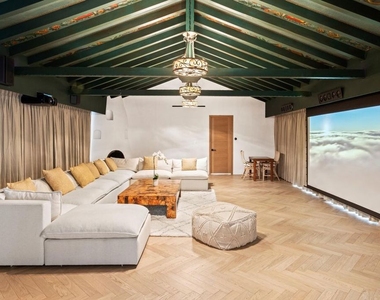 9451 Sunset Boulevard - Photo Thumbnail 20