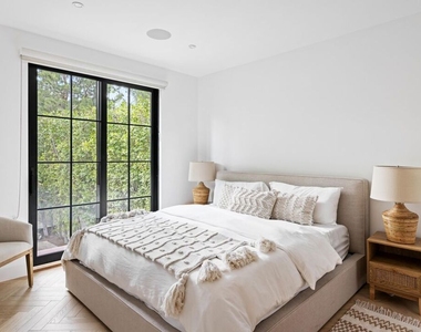 9451 Sunset Boulevard - Photo Thumbnail 36