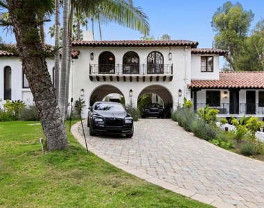 9451 Sunset Boulevard - Photo Thumbnail 4