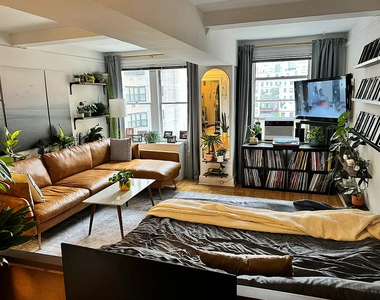 East 39th Street & Lexington Ave - Photo Thumbnail 3