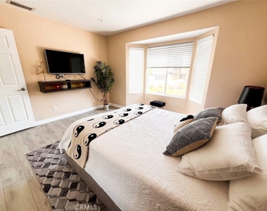 5835 Topeka Drive - Photo Thumbnail 8
