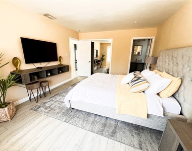 5835 Topeka Drive - Photo Thumbnail 32