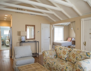 1086 Glenneyre Street - Photo Thumbnail 9