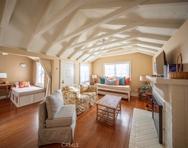 1086 Glenneyre Street - Photo Thumbnail 7