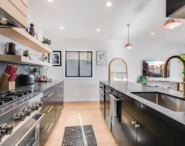 17 Sunset Avenue - Photo Thumbnail 6