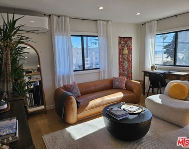 17 Sunset Avenue - Photo Thumbnail 2