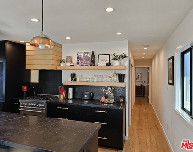 17 Sunset Avenue - Photo Thumbnail 7
