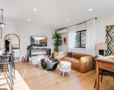 17 Sunset Avenue - Photo Thumbnail 4