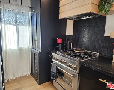 17 Sunset Avenue - Photo Thumbnail 16