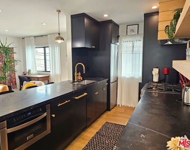 17 Sunset Avenue - Photo Thumbnail 13