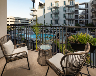 687 S Hobart Boulevard - Photo Thumbnail 7