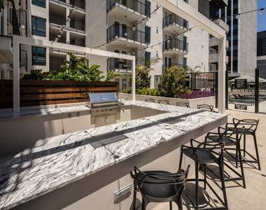 687 S Hobart Boulevard - Photo Thumbnail 15