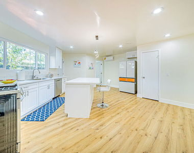 5633 La Mirada Avenue - Photo Thumbnail 11