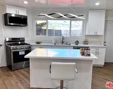 5633 La Mirada Avenue - Photo Thumbnail 6