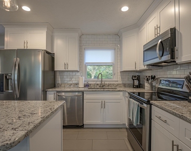 941 Pine Manor - Photo Thumbnail 7