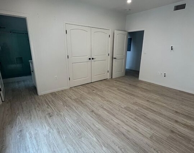 913 Hilldale Avenue - Photo Thumbnail 12