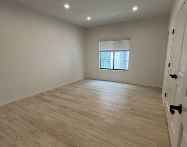 913 Hilldale Avenue - Photo Thumbnail 11
