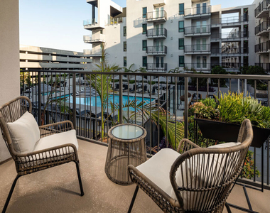 687 S Hobart Boulevard - Photo Thumbnail 16