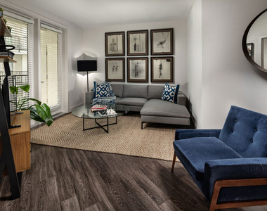 687 S Hobart Boulevard - Photo Thumbnail 9
