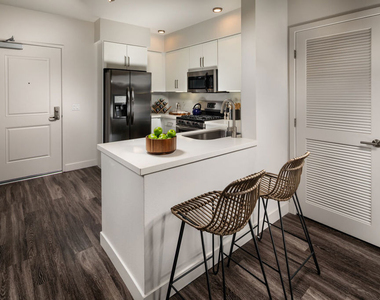 687 S Hobart Boulevard - Photo Thumbnail 7