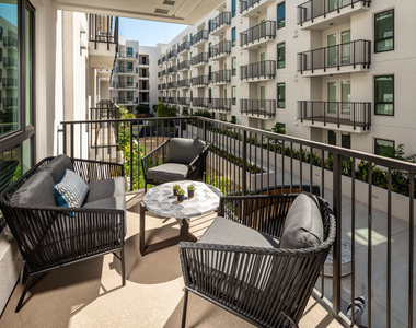 687 S Hobart Boulevard - Photo Thumbnail 17
