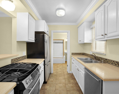 2820 Arizona Avenue - Photo Thumbnail 5