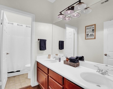 1306 Traver - Photo Thumbnail 10