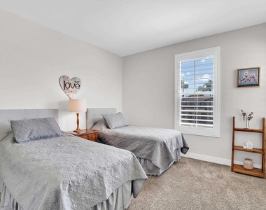 1306 Traver - Photo Thumbnail 9