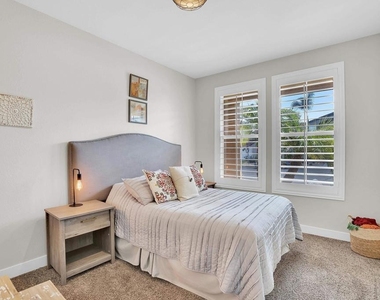 1306 Traver - Photo Thumbnail 15