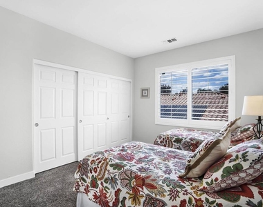1306 Traver - Photo Thumbnail 5