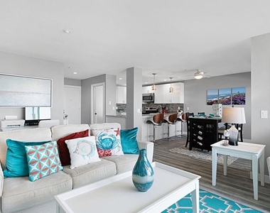 910 N Pacific St - Photo Thumbnail 6