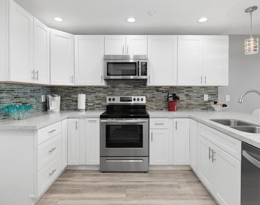 910 N Pacific St - Photo Thumbnail 10