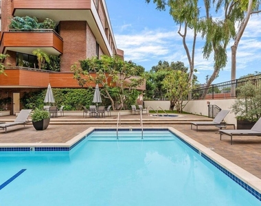 300 N Swall Drive - Photo Thumbnail 14